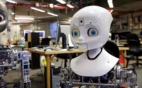 A kommunikáló robotok a szülő-csecsemő interakciót mintázzák