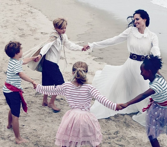 Angelina Jolie &eacute;s a kisebb gyerekek - Brad lassan t&ouml;bbet is l&aacute;thatja őket