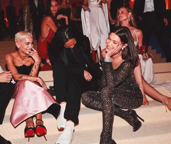 Bella Hadid (jobbra el&ouml;l) &eacute;lvezi a f&uuml;ggetlens&eacute;g&eacute;t