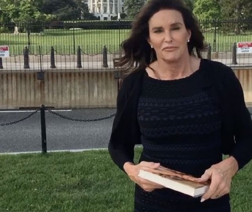 Caitlyn Jenner a k&ouml;tettel a kez&eacute;ben