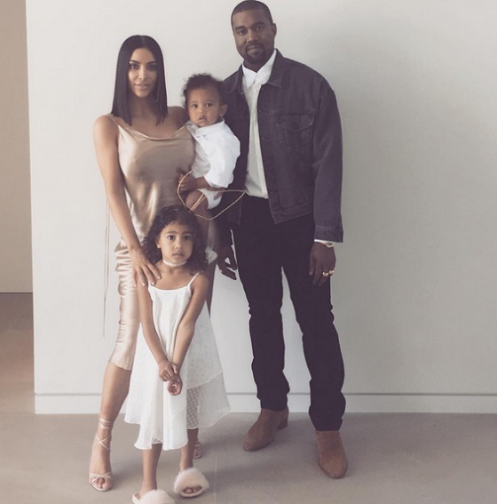Kim Kardashian f&eacute;rj&eacute;vel, Kanye Westtel &eacute;s kisgyermekeikkel