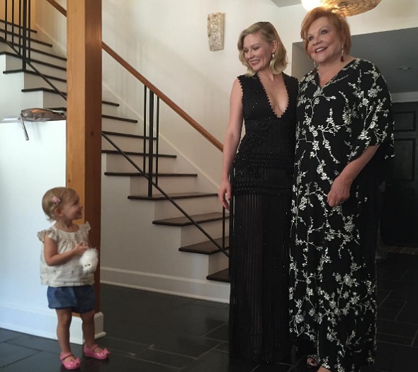 Kirsten Dunst ma m&aacute;r sz&iacute;vesen v&aacute;llalna gyermeket