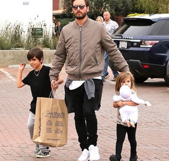 Kourtney Kardashian volt f&eacute;rje, Scott Disick az idősebb gyerekeikkel