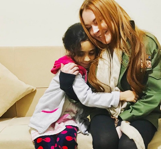 Lindsay Lohan menek&uuml;lt gyermekekkel is foglalkozik Eur&oacute;p&aacute;ban