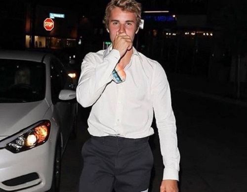 Justin Bieber-t beperelte egy m&aacute;sik &eacute;nekes