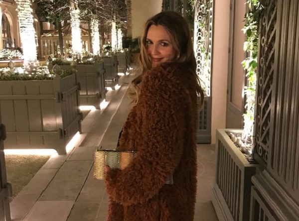 Nagyot esett - Szerencs&eacute;re Drew Barrymore m&aacute;r jobban van