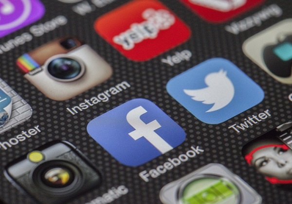 Sok, &ouml;nk&aacute;ros&iacute;t&aacute;sra k&eacute;sz&uuml;lő fiatalnak ny&uacute;jtana seg&iacute;ts&eacute;get a Facebook