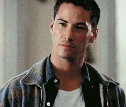 Keanu Reeves m&aacute;r nem gondol csal&aacute;dalap&iacute;t&aacute;sra