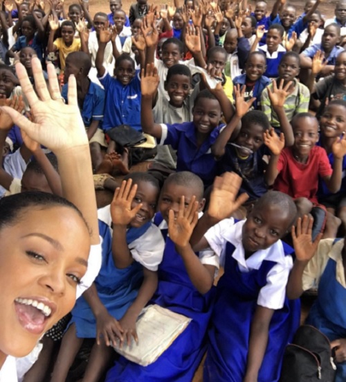 Rihanna maga is d&iacute;jat kapott humanit&aacute;rius munk&aacute;j&aacute;&eacute;rt