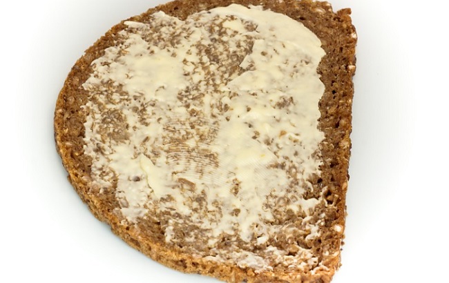 Egy szelet teljes kiőrl&eacute;sű keny&eacute;r m&eacute;g felt&eacute;tekkel is kevesebb kal&oacute;ria, mint a finom&iacute;tott lisztes