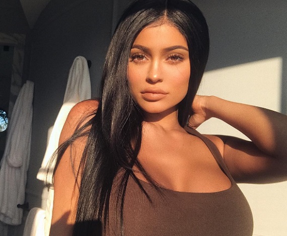 Kylie Jenner egym&aacute;s ut&aacute;n ker&uuml;l peresked&eacute;sbe