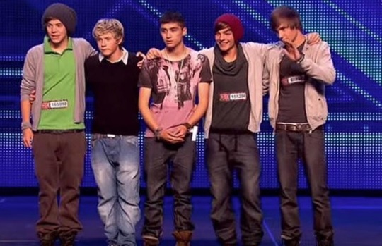 Zayn Malik és Louis Tomlinson (középen) a One Direction kezdetekor
