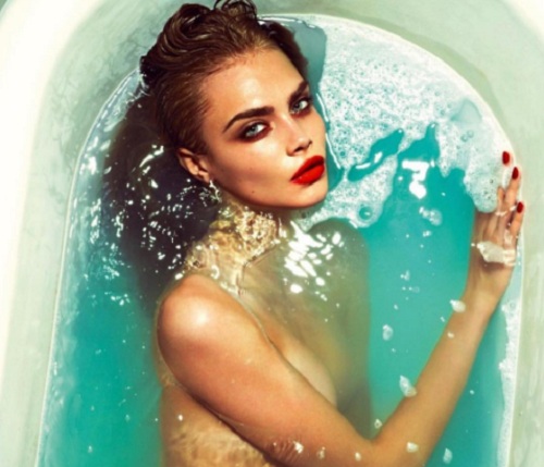 Cara Delevingne játékosan közelített Rihannához