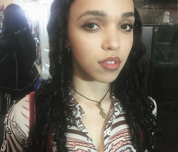 Robert Pattinson eljegyezte FKA Twigs &eacute;nekesnőt?