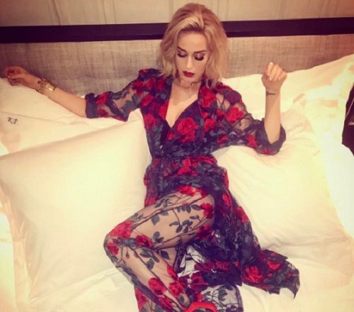 El&aacute;rulta: Katy Perry nemcsak cs&oacute;kot adott egy l&aacute;nynak