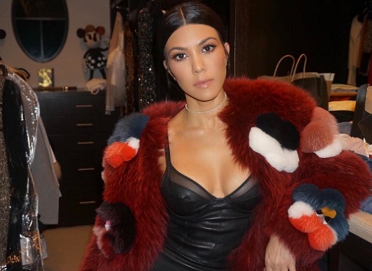Kourtney Kardashian minden h&eacute;ten elmegy a templomba