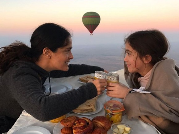 Salma Hayek idősebb szerepeket v&aacute;llalna - a k&eacute;pen l&aacute;ny&aacute;val laz&iacute;t