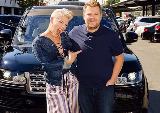 Pink James Corden műsor&aacute;ban vallott kisl&aacute;nykori megr&aacute;zk&oacute;dtat&aacute;s&aacute;r&oacute;l