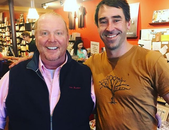 Amy Schumer Chris Fischerrel (jobbra) tal&aacute;lkozgat?