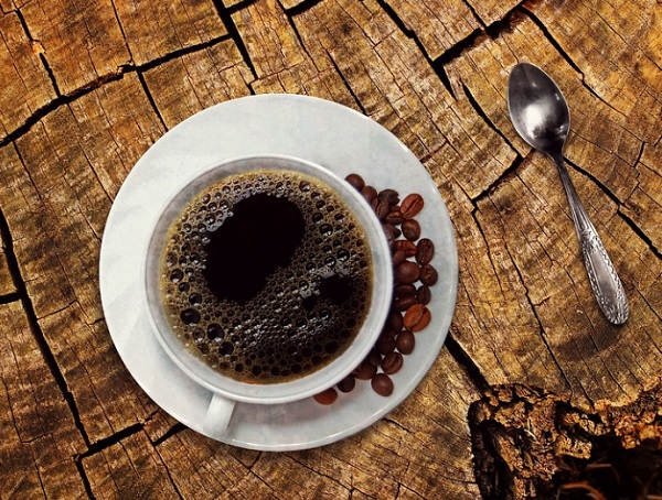 A k&aacute;v&eacute; vagy egy&eacute;b koffeines ital m&eacute;rs&eacute;keli a korai hal&aacute;l kock&aacute;zat&aacute;t vesebetegekn&eacute;l?