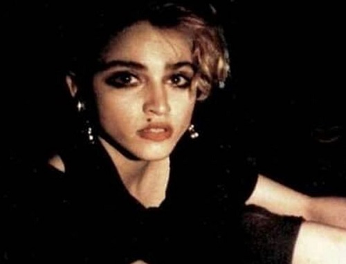 Madonna fiatalon - 18 &eacute;ves kori k&eacute;pei aukci&oacute;ra ker&uuml;ltek