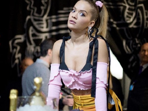 Rita Ora j&oacute; előre gondoskodott r&oacute;la, hogy lehessen nagy csal&aacute;dja