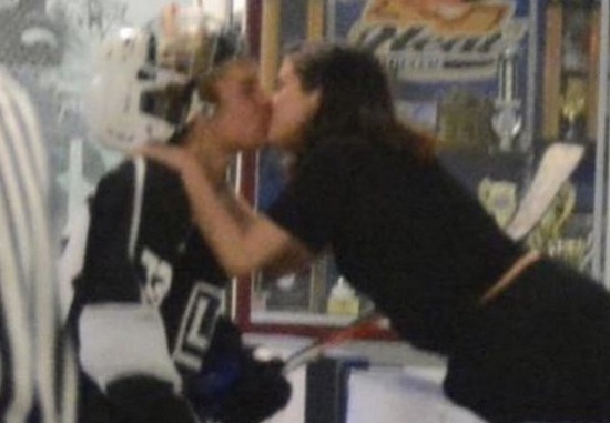 Justin Bieber &eacute;s Selena nyilv&aacute;nosan cs&oacute;kot v&aacute;ltott a j&eacute;gp&aacute;ly&aacute;n&aacute;l