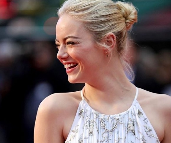 Emma Stone boldognak tűnik kapcsolat&aacute;ban