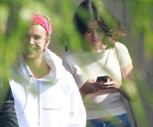 Egy&uuml;tt kapt&aacute;k lencsev&eacute;gre Justin Biebert &eacute;s Selena Gomezt