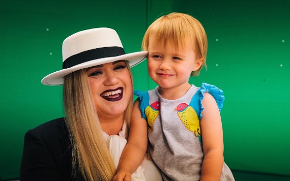 Kelly Clarkson a gyermek&eacute;vel