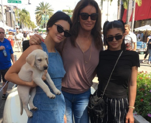 Caitlyn Jenner a l&aacute;nyaival, Kendallel (balra) &eacute;s Kylie Jennerrel (jobbra)