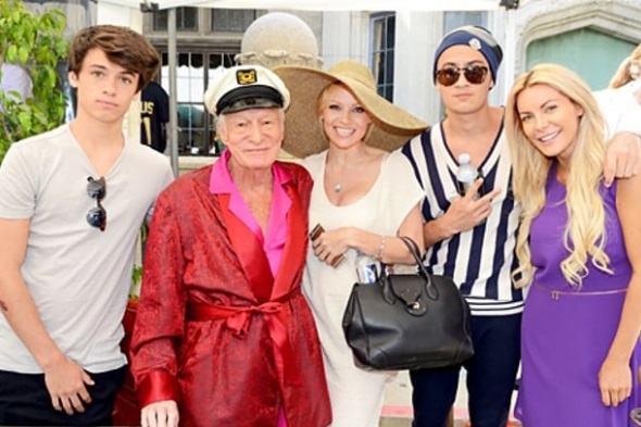 Hugh Hefner csal&aacute;di k&ouml;rben - jobb sz&eacute;len a feles&eacute;ge, Crystal Harris