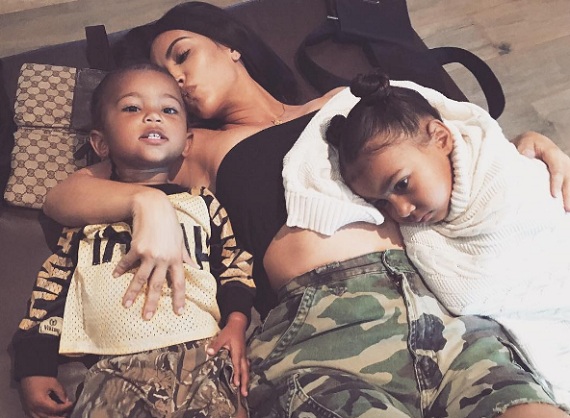 Kim Kardashian &eacute;s k&eacute;t gyermeke, Saint &eacute;s North (jobbra)