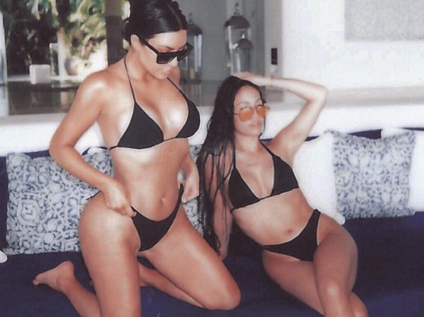 Kim Kardashian sz&iacute;vesen mutatja meg izgalmas, kidolgozott test&eacute;t