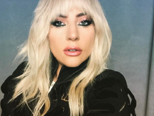 Lady Gaga izomf&aacute;jdalmakkal k&uuml;zd