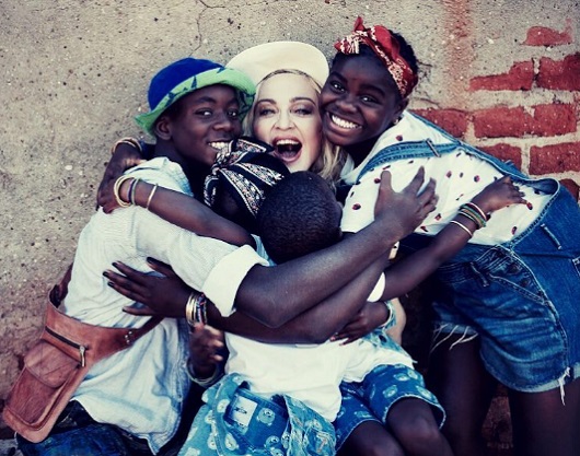 Madonna Daviddel, Mercyvel &eacute;s az ikerl&aacute;nyokkal