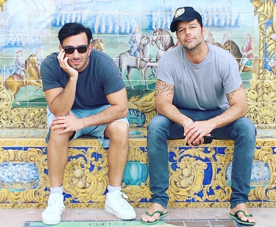 Ricky Martin &eacute;s a p&aacute;rja (balra) nyilv&aacute;nos esk&uuml;vőt akar
