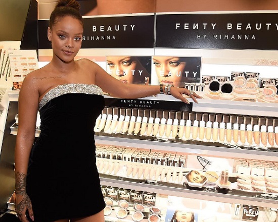 Elő&aacute;llt a Fenty Beauty - Rihanna b&uuml;szke saj&aacute;t sminkterm&eacute;keire