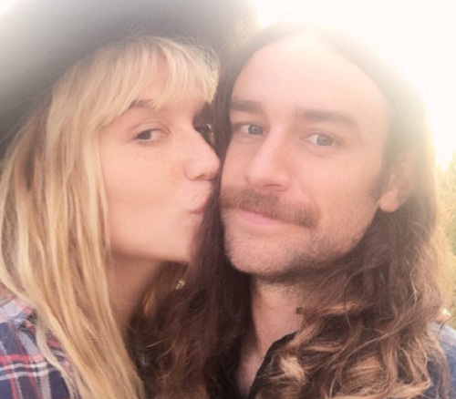 Kesha &eacute;s a p&aacute;rja, Brad - esk&uuml;vőre k&eacute;sz&uuml;lnek?