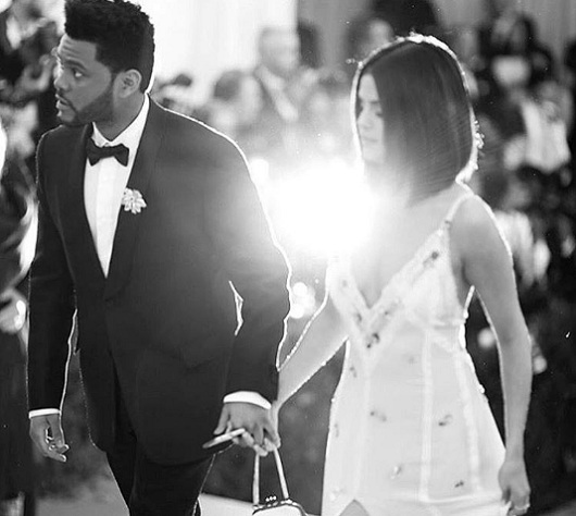 Selena Gomez The Weenkd-del érkezett a Met Gálára