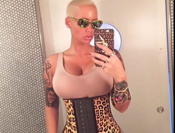 Amber Rose mellkisebb&iacute;tő műt&eacute;tre megy