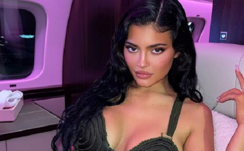 Kylie Jenner mint „kis feleség”? 