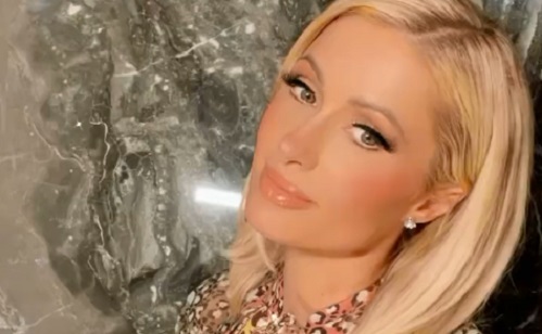 Memoárt adna ki Paris Hilton