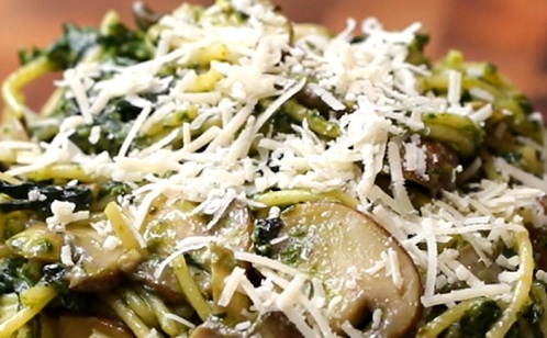 Nyárias ebéd: spenótos-gombás pesto-s spagetti
