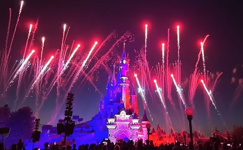 Videóval -  Drónokkal állított fel Guinness-rekordot a Disneyland