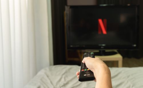 Generatív mesterséges intelligenciával fiatalítja vissza a színészeket a Netflix