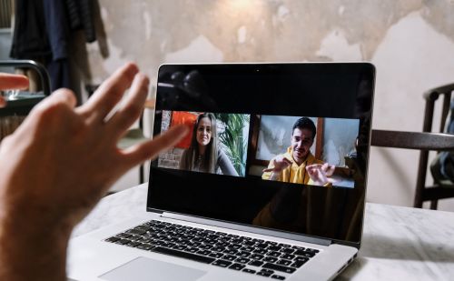 Már nem lehet megkülönböztetni a valódi és a generált videókat