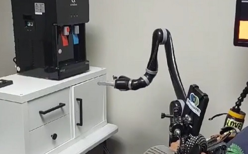 Videóval - Már gondolatokkal mozgatja robotkarját a bénult ember
